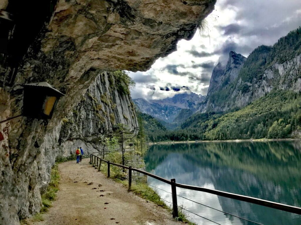 Die Felsen ragen über dem Gosausee auf