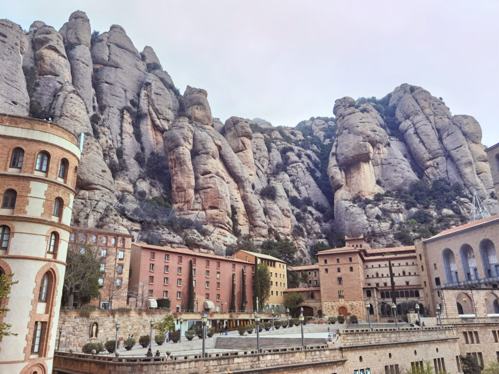 Einzigartige Felsen von Montserrat - das Kloster ist hineingebaut